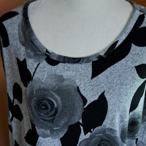 NwOTPapillon Blanc Gray and Black Top